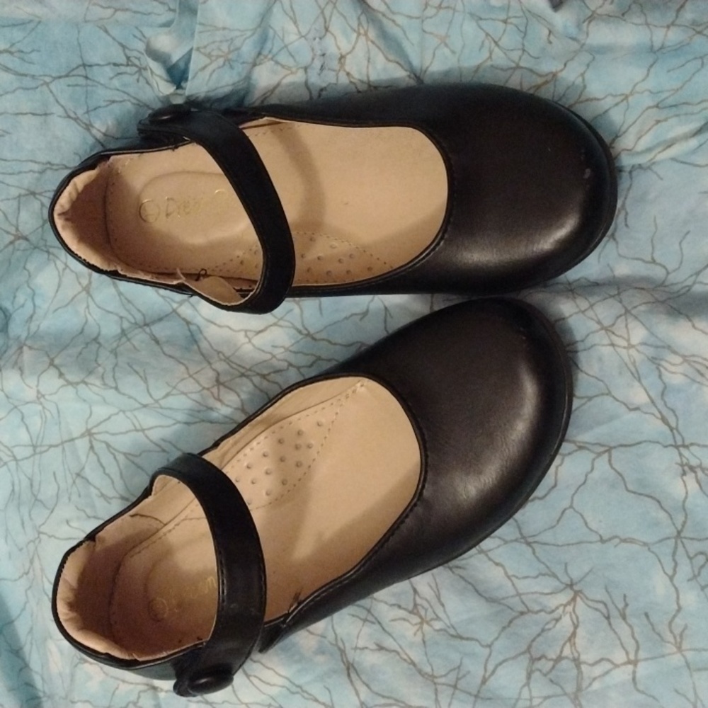 Like new girls maryjane style shoes by Dream Pairs